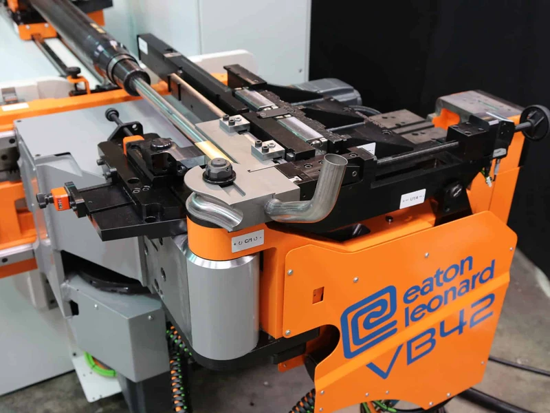 Équipes d'une entreprise de Fabrication de machines, Fabrication de machines spéciales à Épinal, Neufchâteau, Saint-Dié-des-Vosges