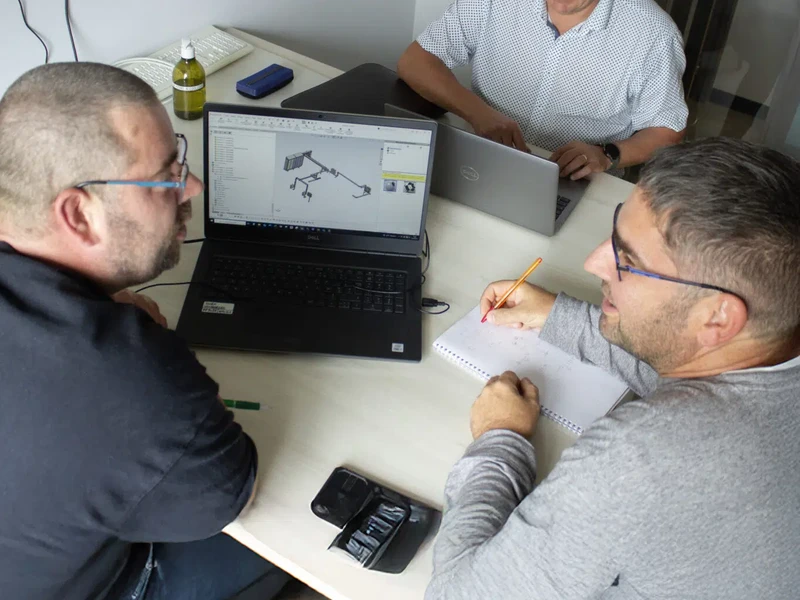 Équipes d'une entreprise de Fabrication de machines spéciales, Ingénierie industrielle, Automatisation industrielle, Fabrication de machines à Angers, Segré, Cholet, Saumur