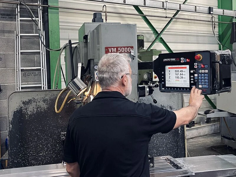 Équipes d'une entreprise de Mécanique de précision, Fraisage, Tournage, Usinage, Atelier d'usinage à Saint-Étienne, Roanne, Montbrison