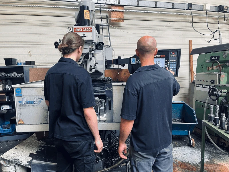 Équipes d'une entreprise de Mécanique de précision, Fraisage, Tournage, Usinage, Atelier d'usinage à Saint-Étienne, Roanne, Montbrison