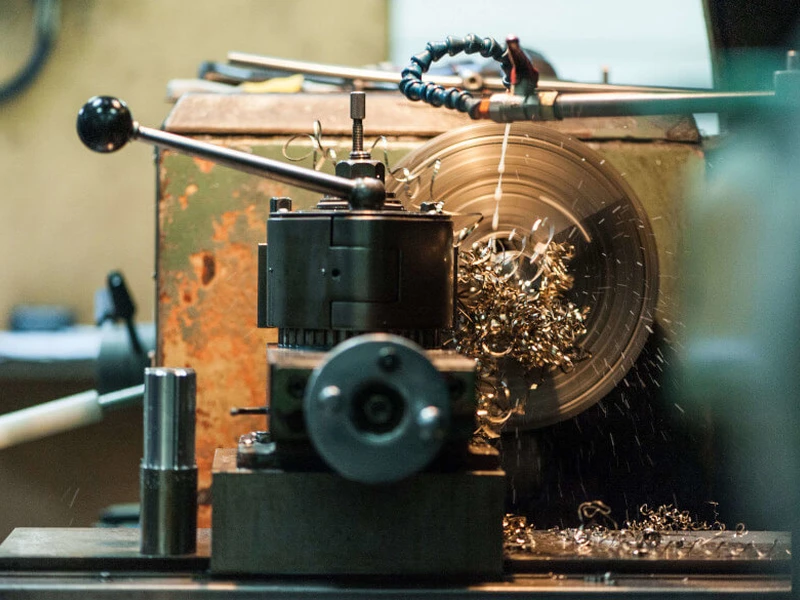 Équipes d'une entreprise de Mécanique de précision, Fraisage, Tournage, Usinage, Atelier d'usinage à Saint-Étienne, Roanne, Montbrison