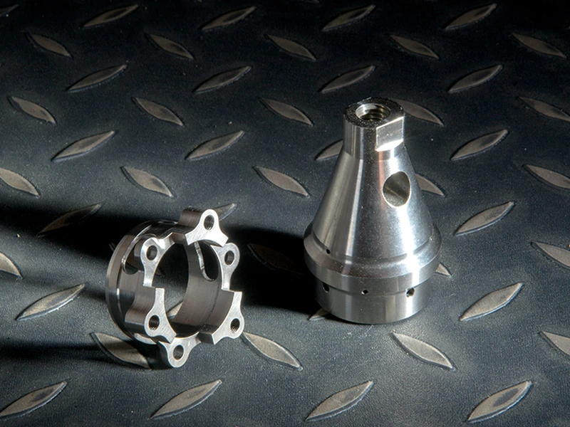 Salariés et locaux de EMM Industrie : Mécanique de précision, Mécano-soudure, Usinage, Fraisage, Tournage, Atelier d'usinage - Alpes-Maritimes