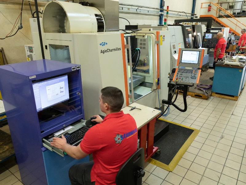 Équipes d'une entreprise de Usinage, Tournage, Fraisage à Mâcon, Autun, Chalon-sur-Saône, Charolles, Louhans