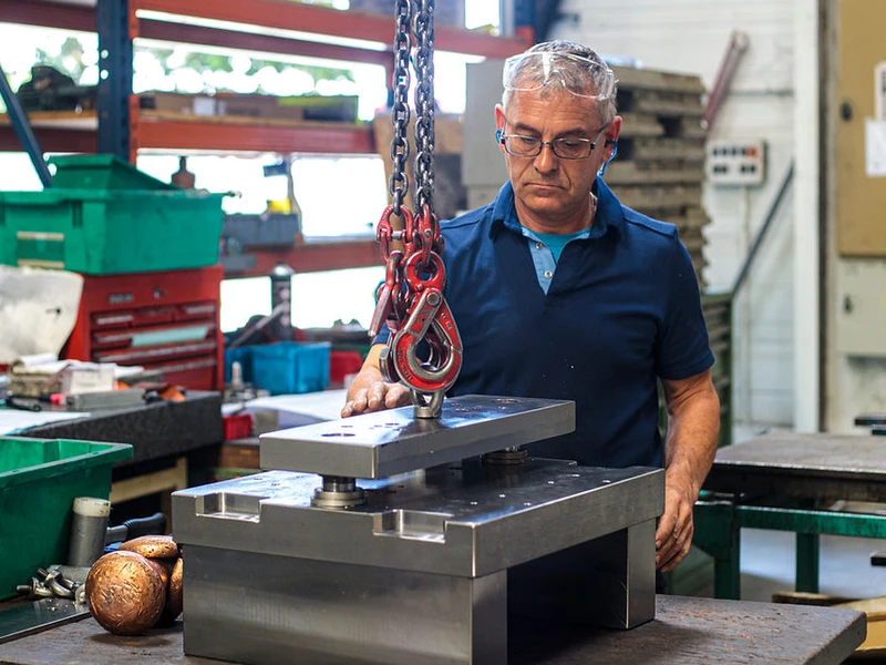 Équipes d'une entreprise de Découpe laser, Usinage, Mécanique de précision, Atelier d'usinage, Tôlerie, Fabrication de moules et outillages à Lyon, Villefranche-sur-Saône
