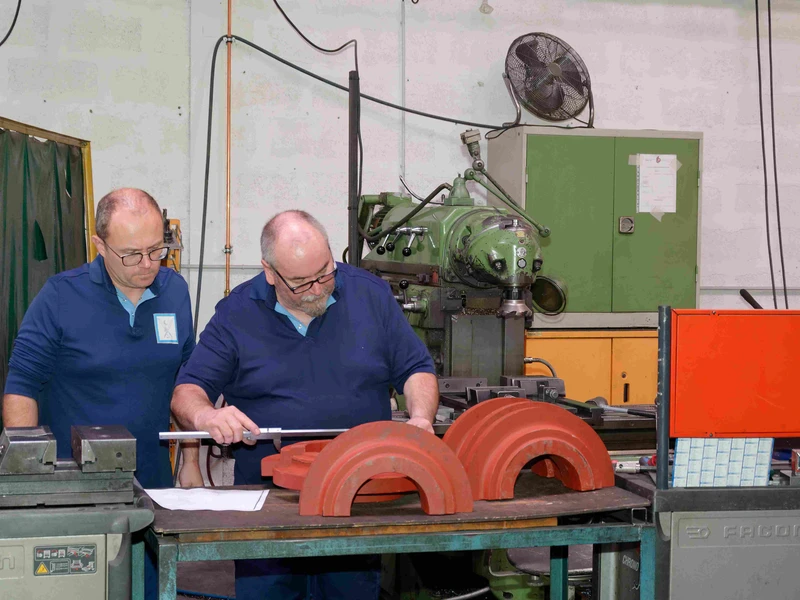 Équipes d'une entreprise de Fabrication de moules et outillages, Mécanique de précision, Usinage, Atelier d'usinage à Lyon, Villefranche-sur-Saône