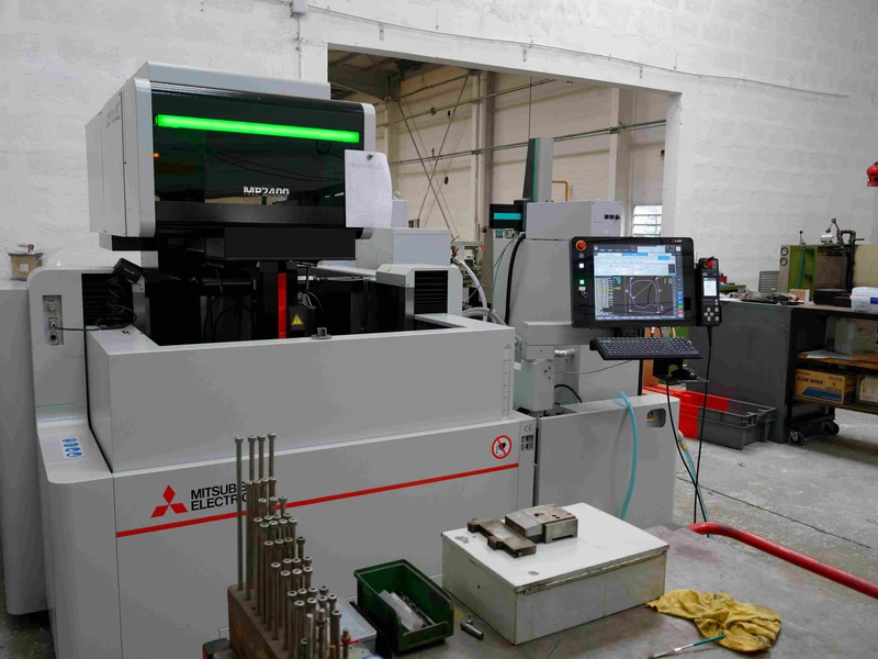 Salariés et locaux de OMS industrie : Fabrication de moules et outillages, Mécanique de précision, Usinage, Atelier d'usinage - Rhône