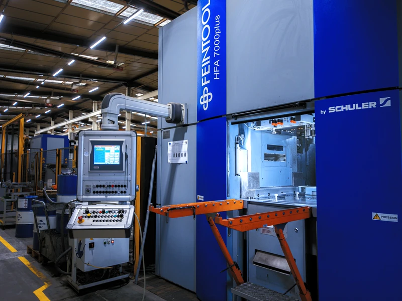 Équipes d'une entreprise de Mécanique de précision, Emboutissage, Usinage, Atelier d'usinage à Lyon, Villefranche-sur-Saône