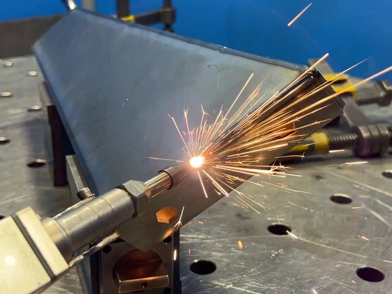 Équipes d'une entreprise de Tôlerie, Emboutissage, Découpe laser à Beauvais, Clermont, Compiègne, Senlis