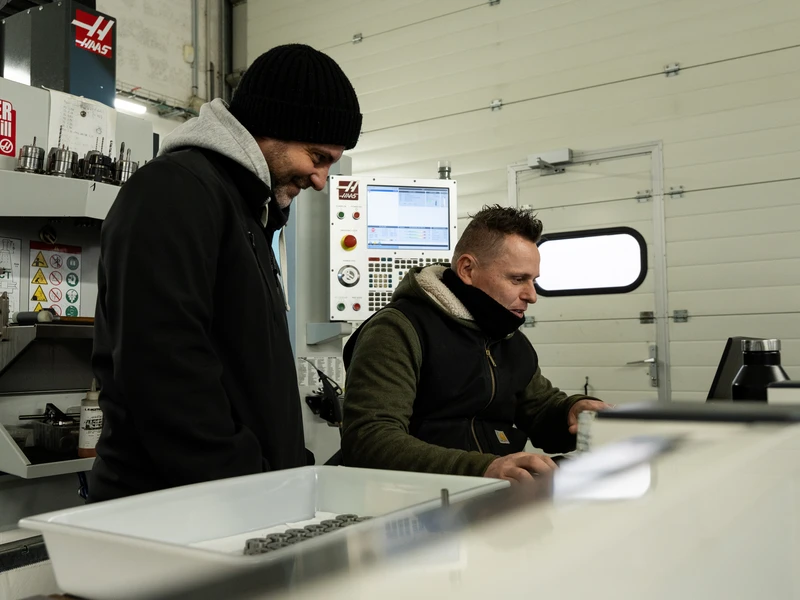 Équipes d'une entreprise de Mécanique de précision, Impression 3D, Usinage, Atelier d'usinage à Nice, Grasse