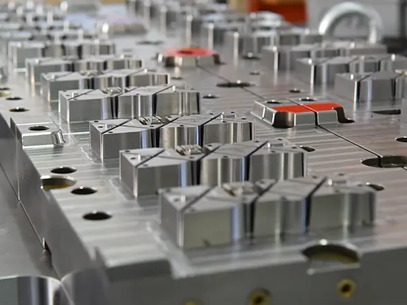 Équipes d'une entreprise de Fabrication de moules et outillages à Bourg-en-Bresse, Nantua, Belley, Gex