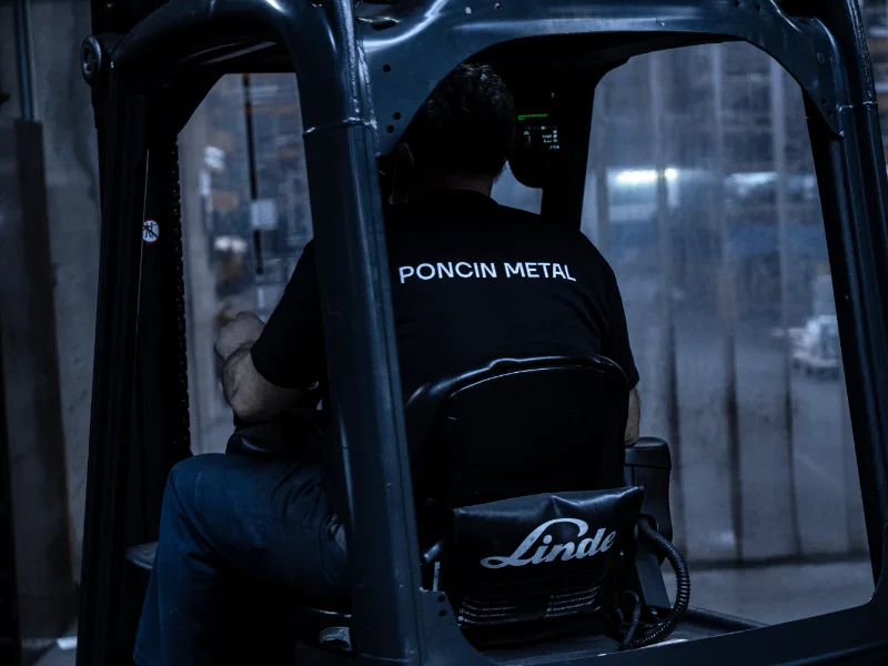 Salariés et locaux de Poncin Métal : Tôlerie, Chaudronnerie, Découpe laser, Soudure, Prototypage, Découpe, Découpe métal, Découpe aluminium, Découpe inox, Découpe acier, Mécano-soudure, Soudure laser - Rhône