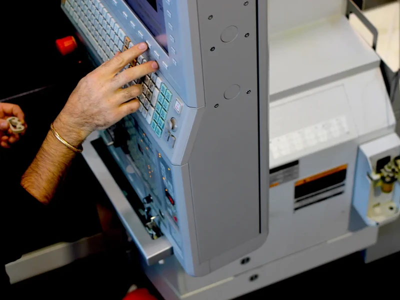 Équipes d'une entreprise de Mécanique de précision, Prototypage, Usinage, Décolletage, Atelier d'usinage à Pau, Bayonne, Oloron-Sainte-Marie