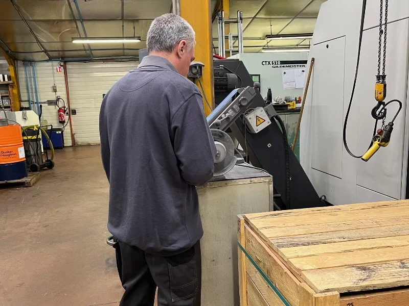 Équipes d'une entreprise de Mécanique de précision, Prototypage, Usinage, Mécanique générale, Tournage, Fraisage, Atelier d'usinage à Tulle, Brive-la-Gaillarde, Ussel