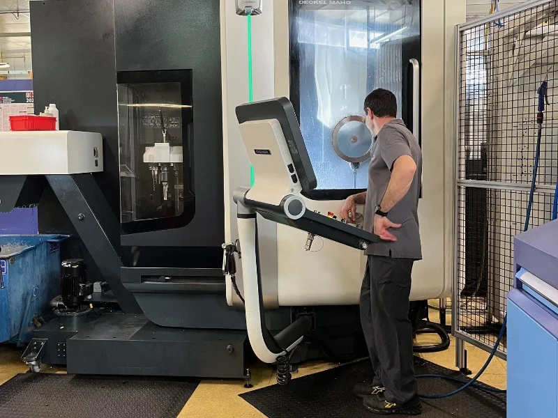 Équipes d'une entreprise de Mécanique de précision, Prototypage, Usinage, Mécanique générale, Tournage, Fraisage, Atelier d'usinage à Tulle, Brive-la-Gaillarde, Ussel