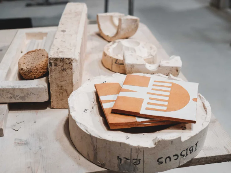 Céramiques du Beaujolais - Atelier artisanal français fabricant sur commande carreaux terre cuite, faïence et fresques