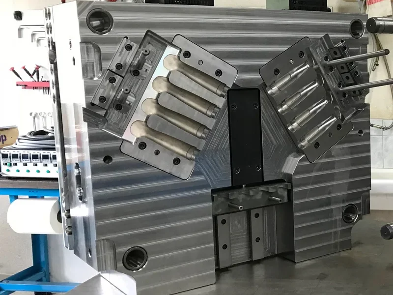 Salariés et locaux de Précis Plastic Injection (PPI) : Injection plastique, Fabrication de moules et outillages - Puy-de-Dôme