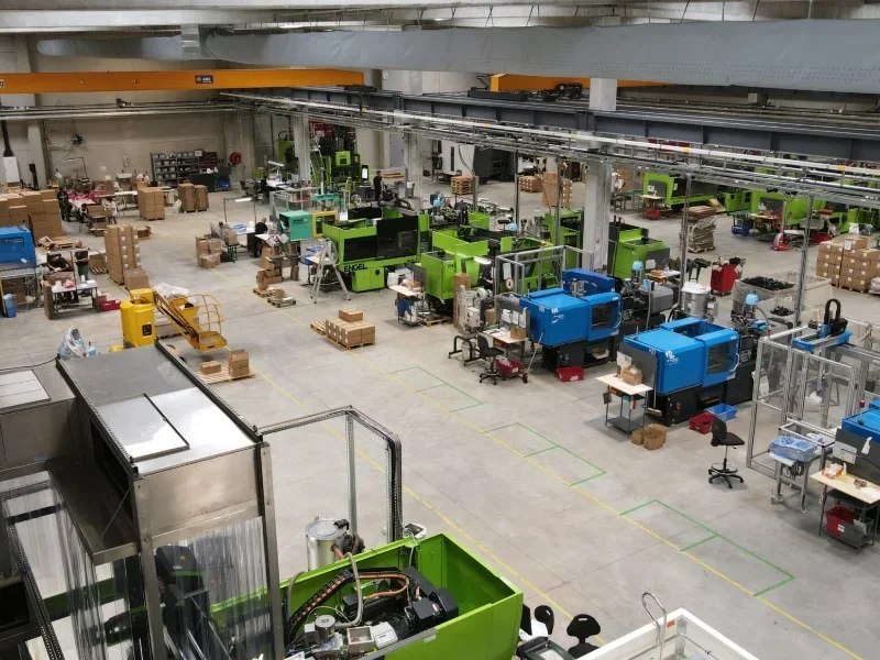 Équipes d'une entreprise de Injection plastique, Fabrication de moules et outillages à Clermont-Ferrand, Ambert, Issoire, Riom, Thiers