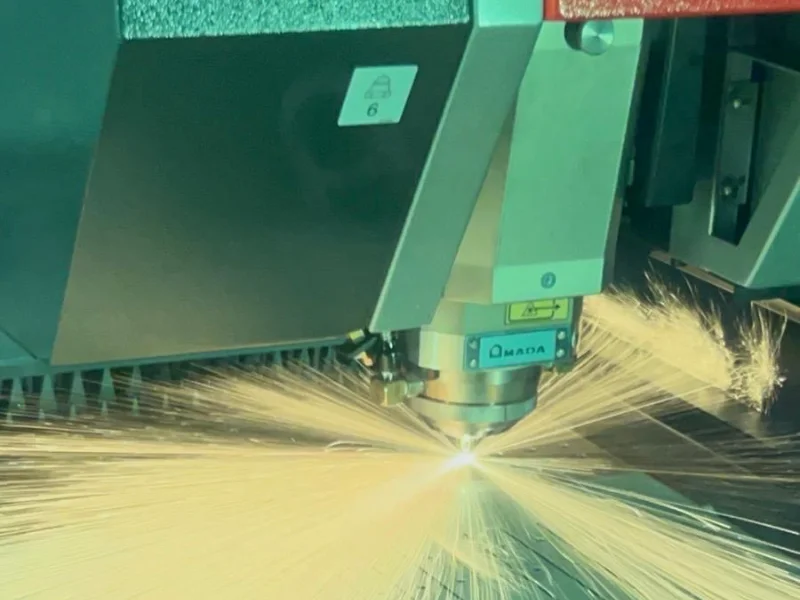 Équipes d'une entreprise de Découpe, Tôlerie, Soudure, Découpe métal, Mécano-soudure, Découpe laser, Pliage de tôle à Amiens, Abbeville, Montdidier, Péronne