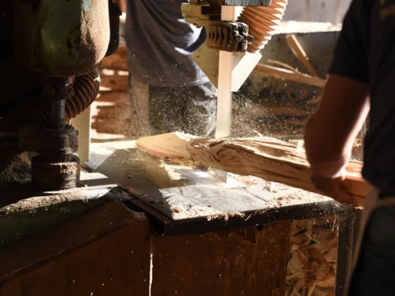 Piquet Bois - Fabrication de piquets fendus en acacia pour vigne, clôtures et parcs