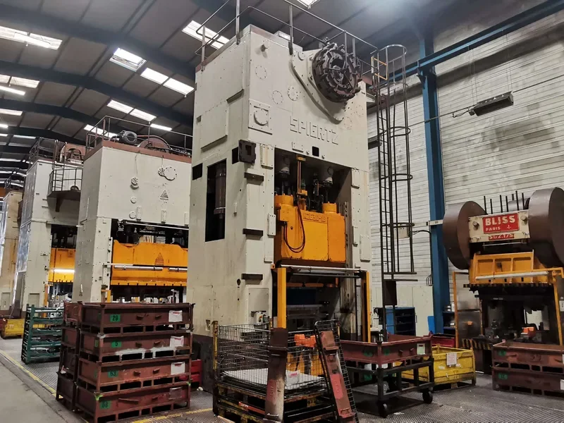 Équipes d'une entreprise de Fabrication de moules et outillages, Emboutissage, Fabrication de machines spéciales, Prototypage, Injection plastique, Usinage, Fabrication de machines à Alençon, Argentan, Mortagne-au-Perche