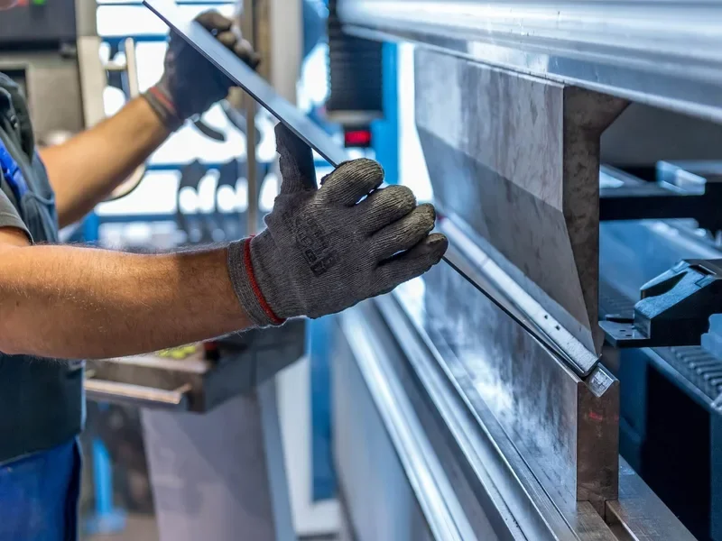 Équipes d'une entreprise de Fabrication de moules et outillages, Emboutissage, Fabrication de machines spéciales, Prototypage, Injection plastique, Usinage, Fabrication de machines à Alençon, Argentan, Mortagne-au-Perche