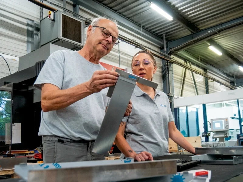 Équipes d'une entreprise de Tôlerie, Découpe laser, Pliage de tôle, Peinture industrielle, Soudure à Nantes, Châteaubriant, Saint-Nazaire