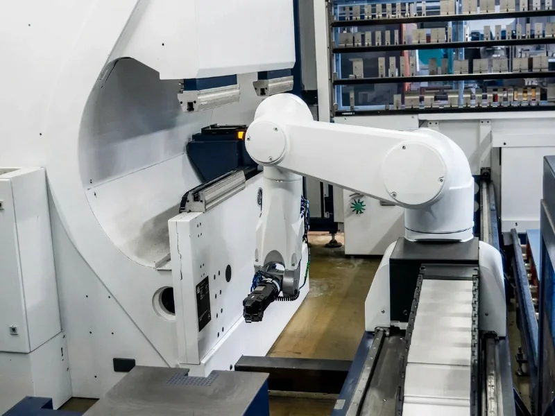 Équipes d'une entreprise de Tôlerie, Découpe laser, Pliage de tôle, Peinture industrielle, Soudure à Nantes, Châteaubriant, Saint-Nazaire