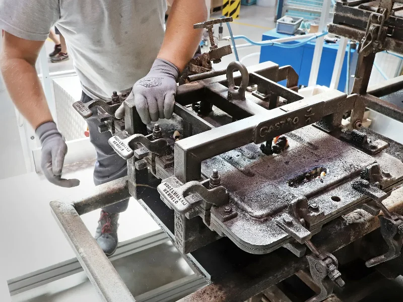 Équipes d'une entreprise de Fabrication de machines, Fabrication de machines spéciales à Saint-Étienne, Roanne, Montbrison