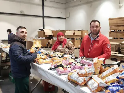 Team medewerkers bezig met verpakken en sorteren van producten binnen uitbesteed logistiek werk