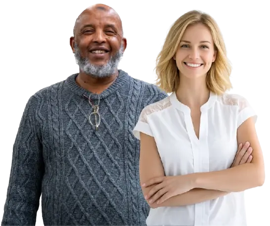 Twee lachende volwassenen, een man en een vrouw, staand naast elkaar