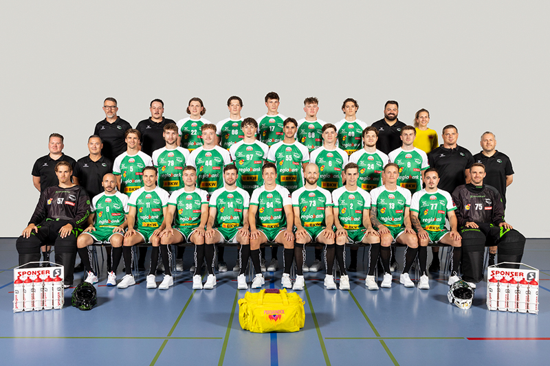 Unihockey Teamportrait, players with green shirt