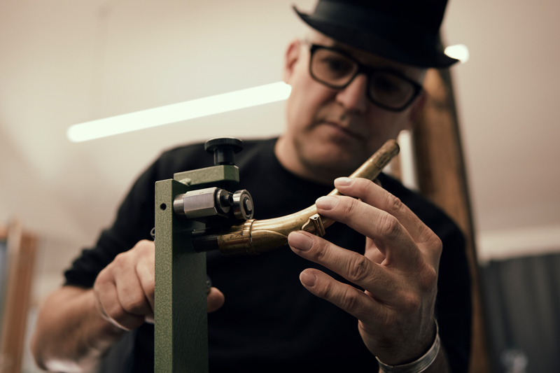 Saxofonspezialist Marcel bei der Arbeit / Portrait