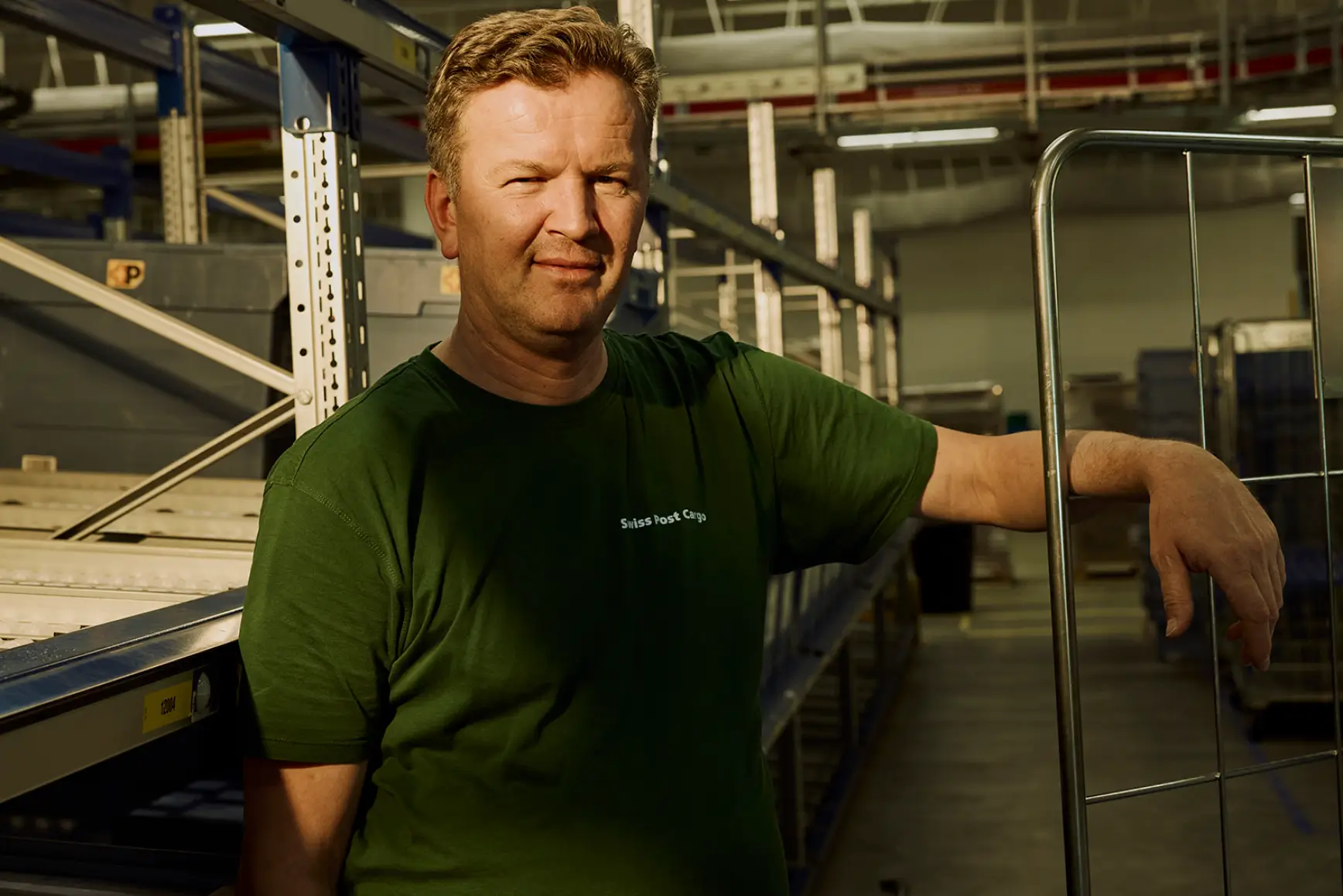 Portrait Mitarbeiter im Logistikzentrum