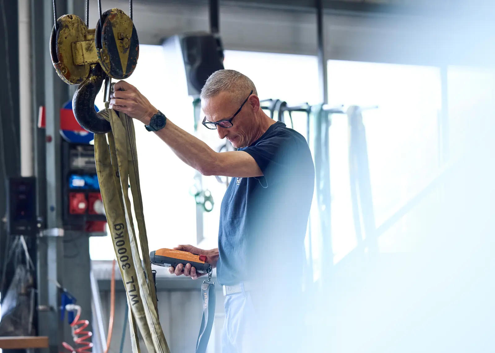 Portrait Mitarbeiter im Logistikzentrum