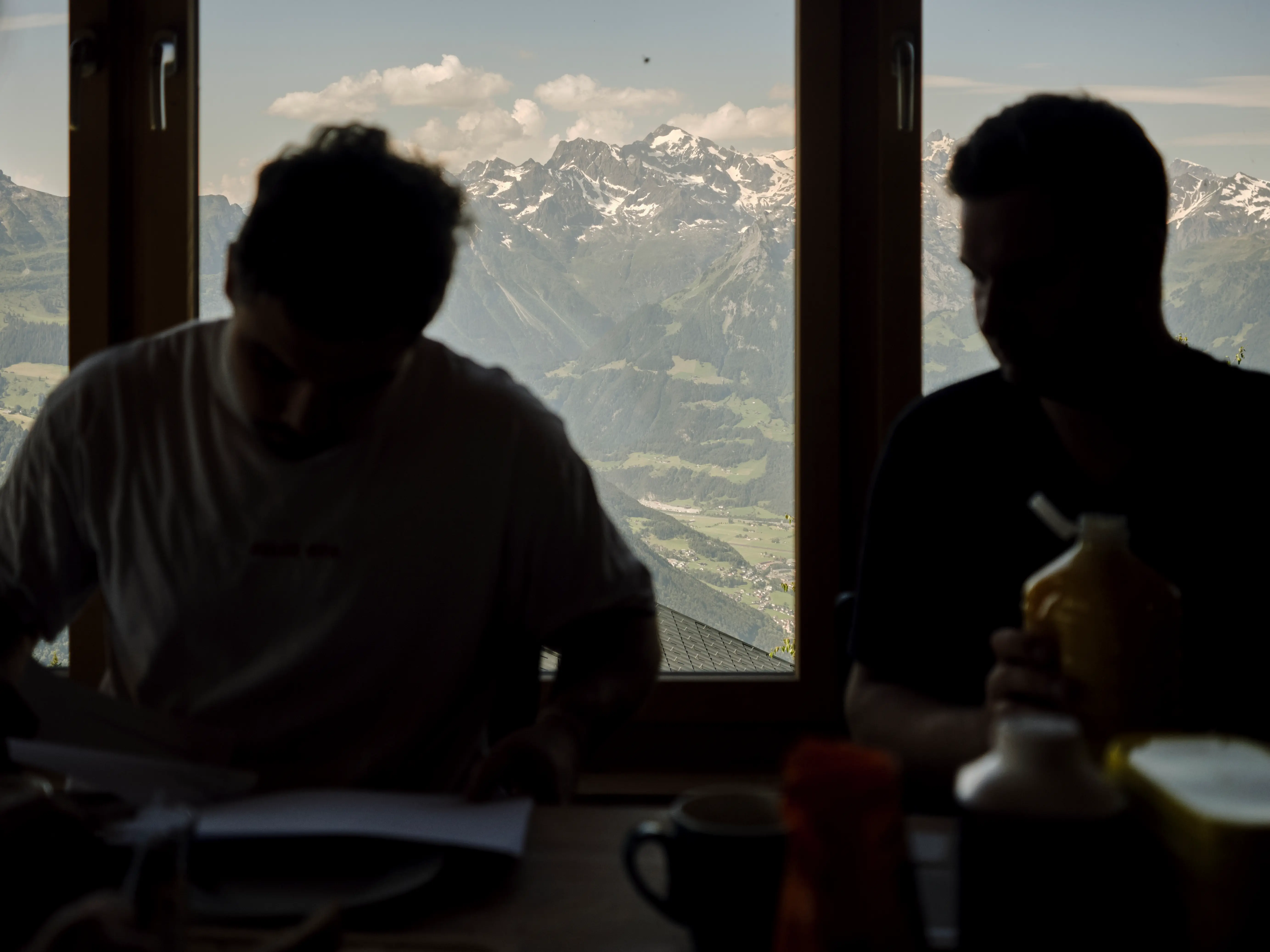 Saxofonbild auf dem Tisch / Fotoreportage