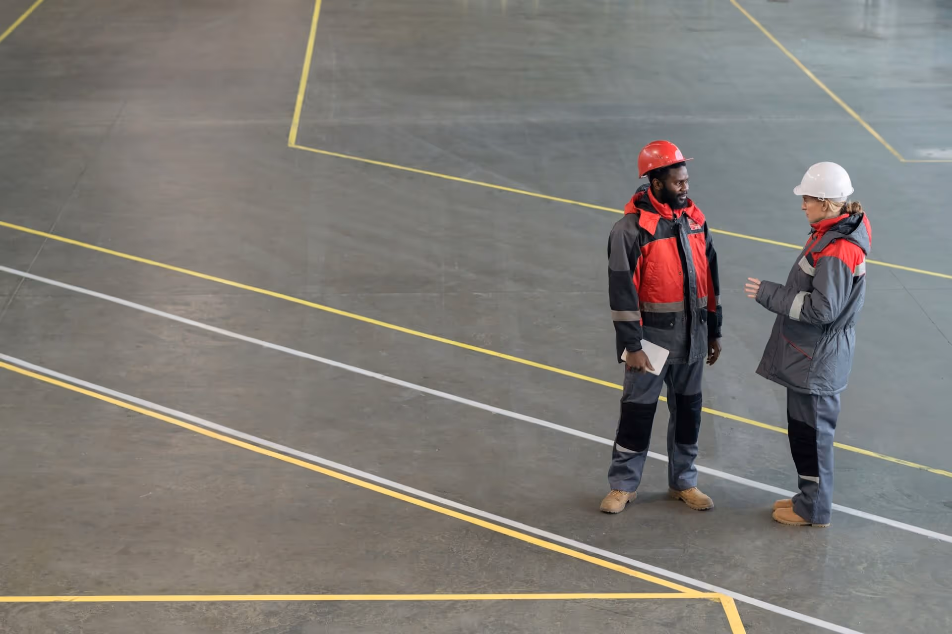 Collega's bespreken hoe ze een goede RI&E opstellen