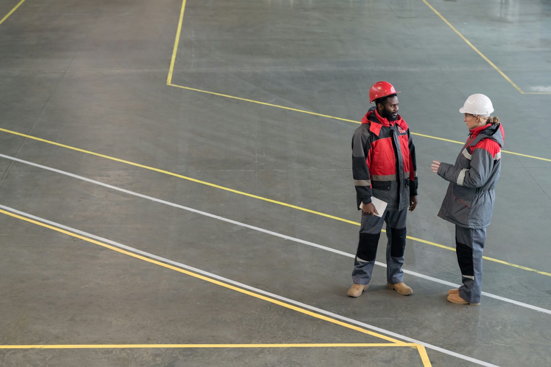 Collega's bespreken hoe ze een goede RI&E opstellen