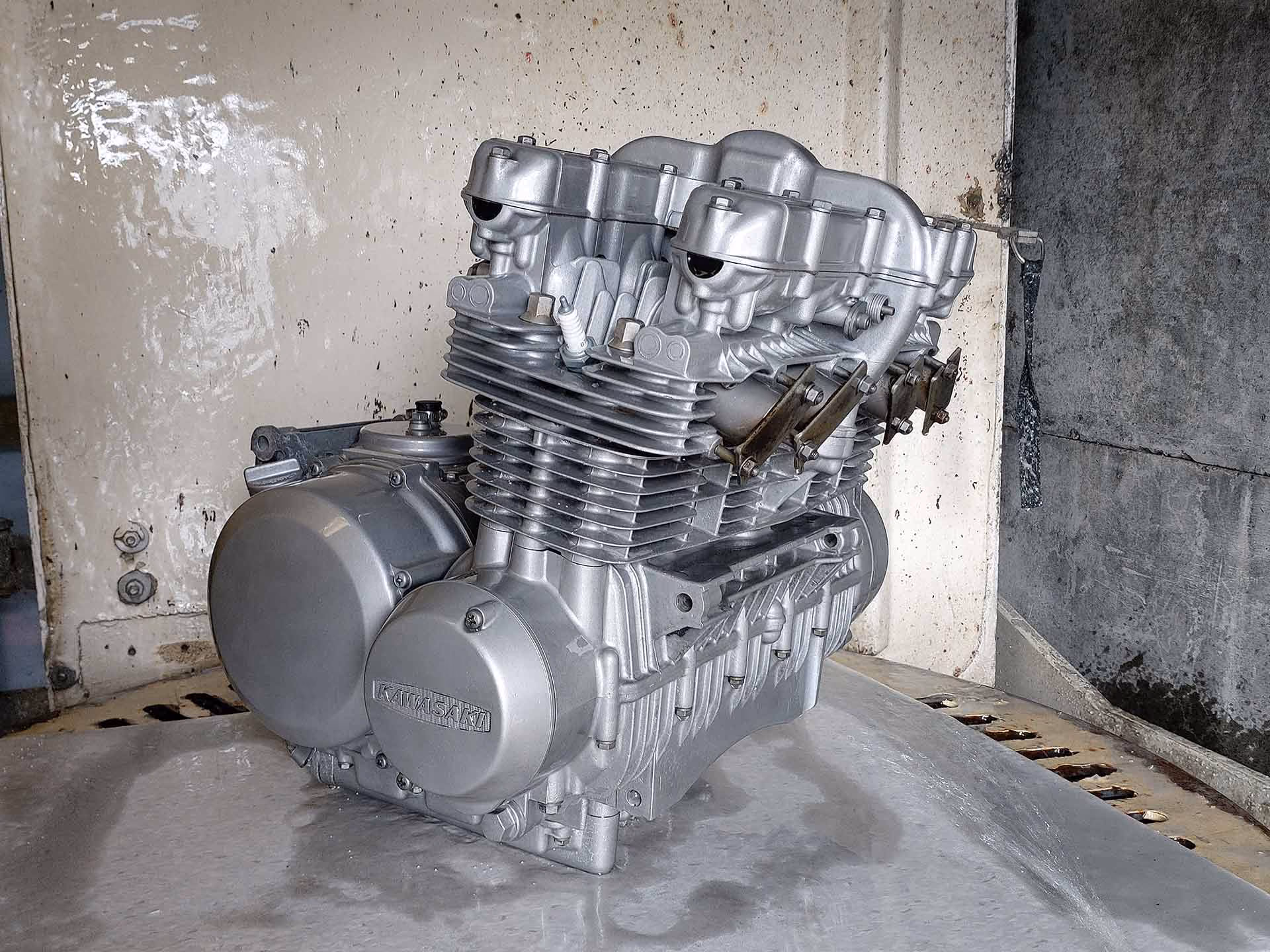 Vapour blasted engine