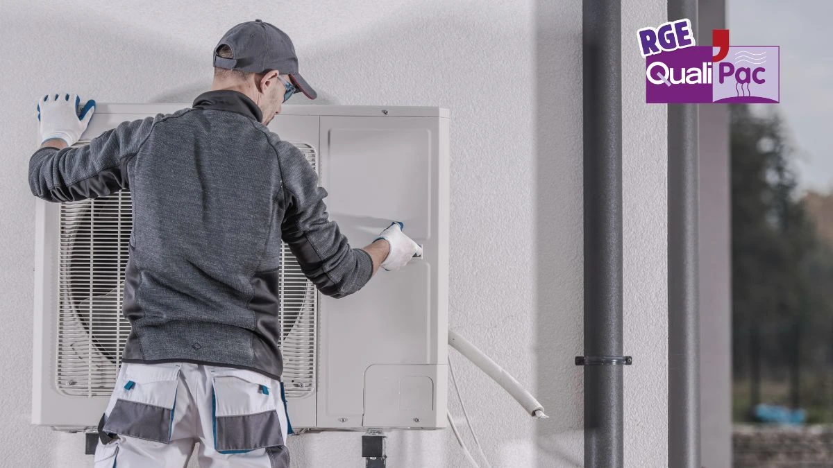 Installation d'une pompe à chaleur et logo RGE QualiPAC