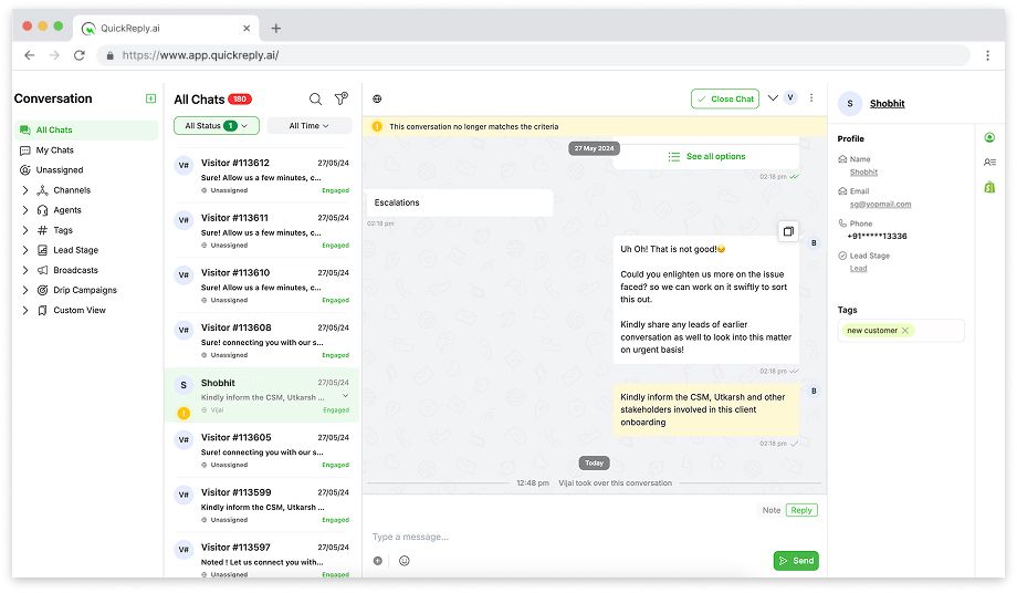 Central WhatsApp CRM dashboard with open chats and customer information.