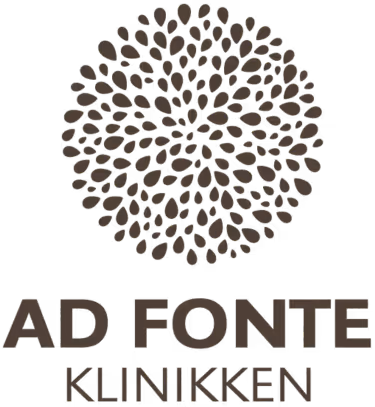 Logo for "Ad Fonte Klinikken" med et sirkelformet motiv til venstre som består av mange små bladformer, og klinikkens navn i fete versaler til høyre for motivet.