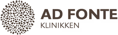 Logo for "Ad Fonte Klinikken" med et sirkelformet motiv til venstre som består av mange små bladformer, og klinikkens navn i fete versaler til høyre for motivet.