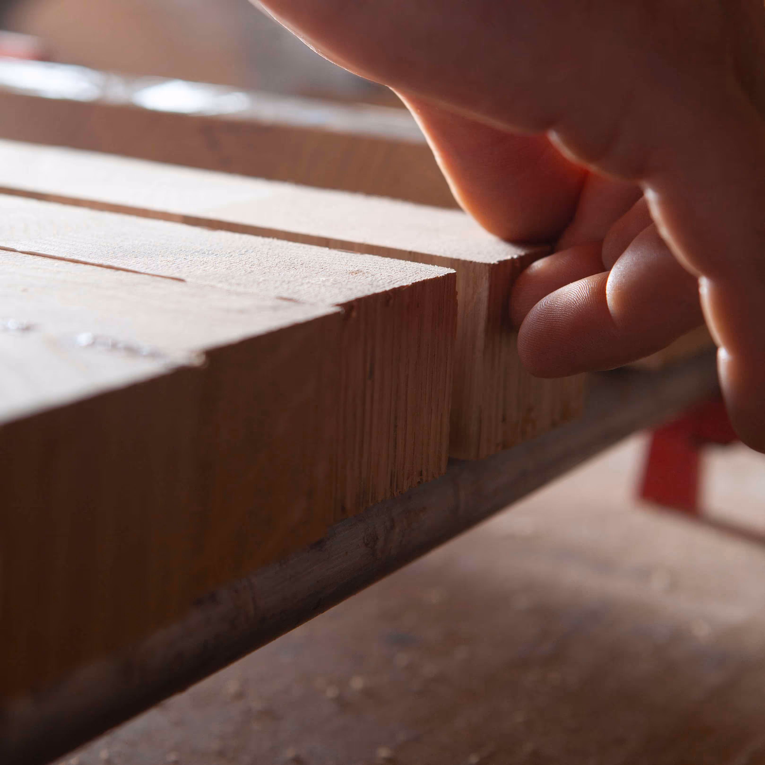 Luca Nervo allinea le sezioni di legno che creeranno il tagliere. The Oak Lab.