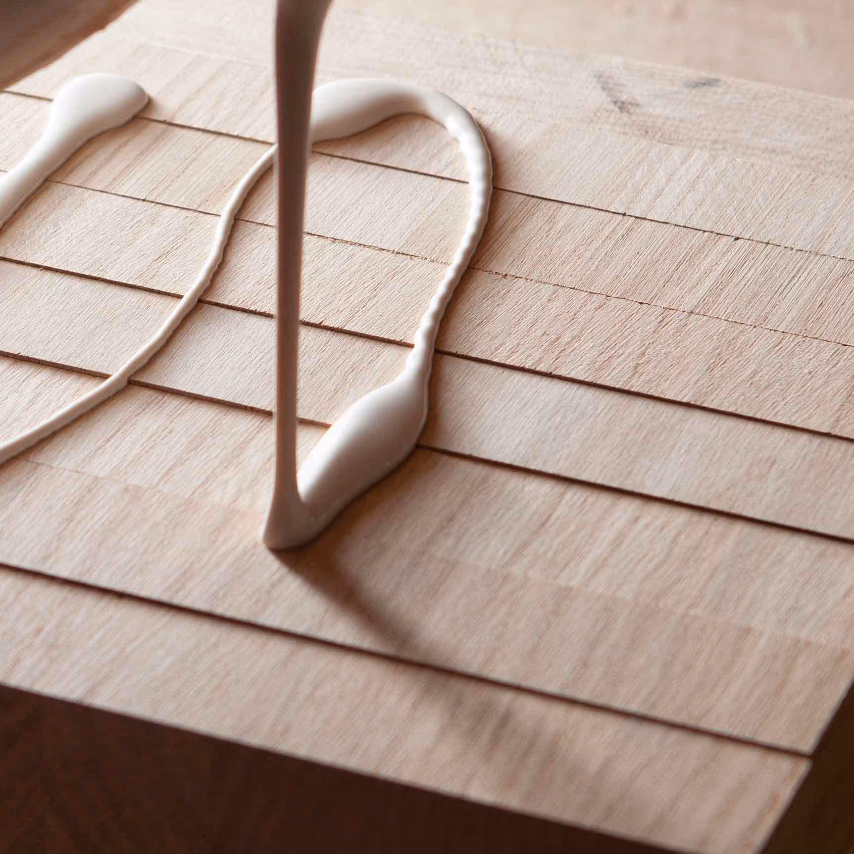 Luca Nervo incolla le sezioni di legno che creeranno il tagliere. The Oak Lab.