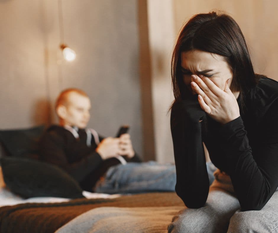 Kontrolliert wirkender Mann spricht ruhig mit einer emotional erschöpften Frau – Symbolbild für narzisstische Manipulation, Täter-Opfer-Dynamik und psychische Gewalt.