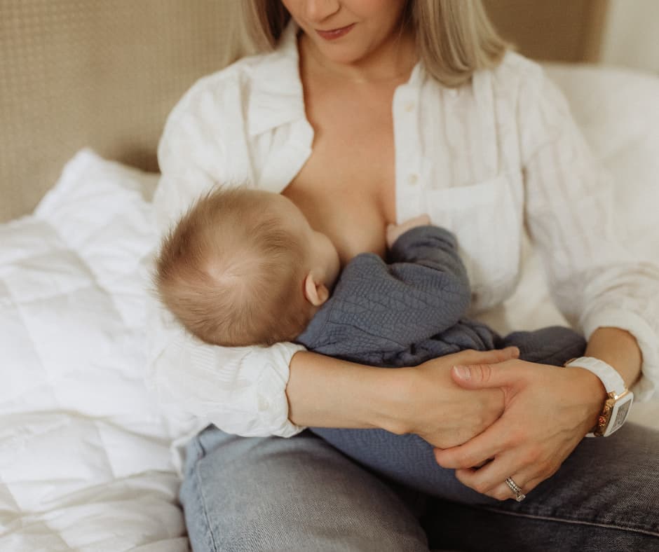 Mutter stillt ihr Baby als Symbol für frühe Bindung, Nähe und die besondere Mutter-Sohn-Beziehung