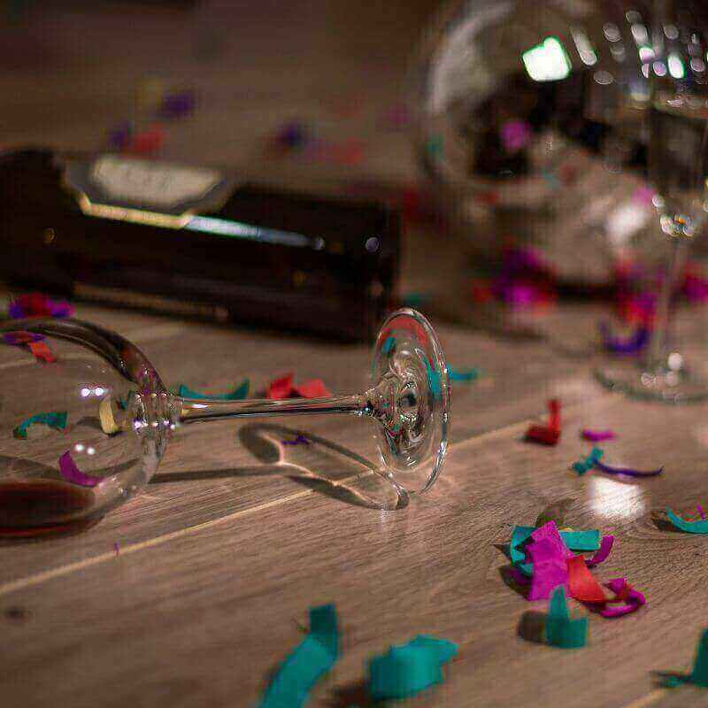 Leere Flaschen und Chaos nach einer Partynacht – Symbolbild für Blackout, Kater, Kontrollverlust, Aggression und emotionale Folgen von Alkohol.