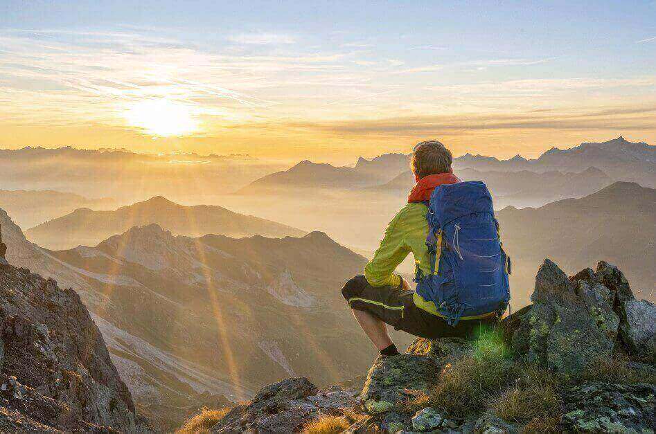 Aufrecht Social Media Facebook Bewegung Praxisbeispiel Berge Sonnenuntergang 