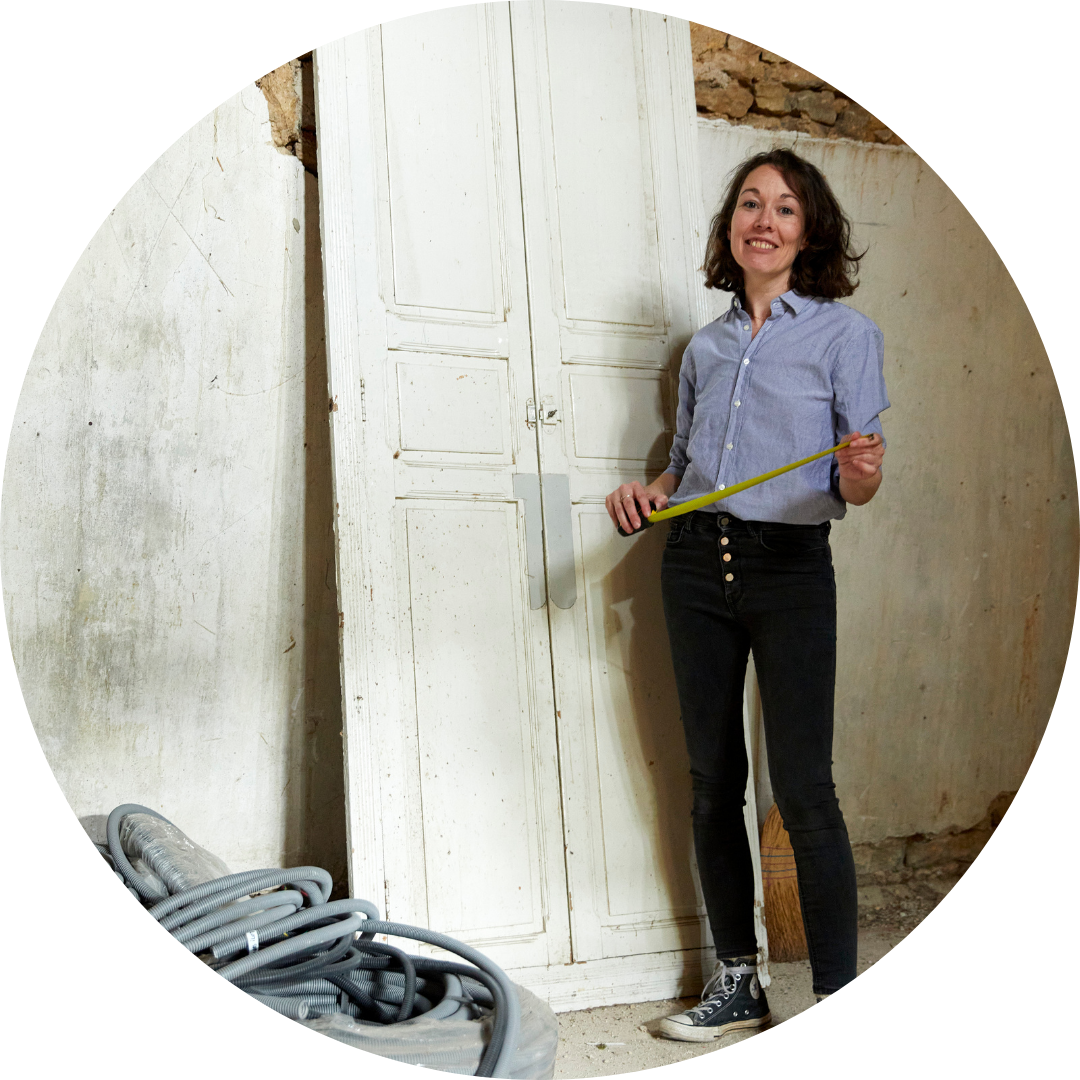 fille-qui-tient-une-perçeuse-sur-un-chantier-les-filles-de-la-construction