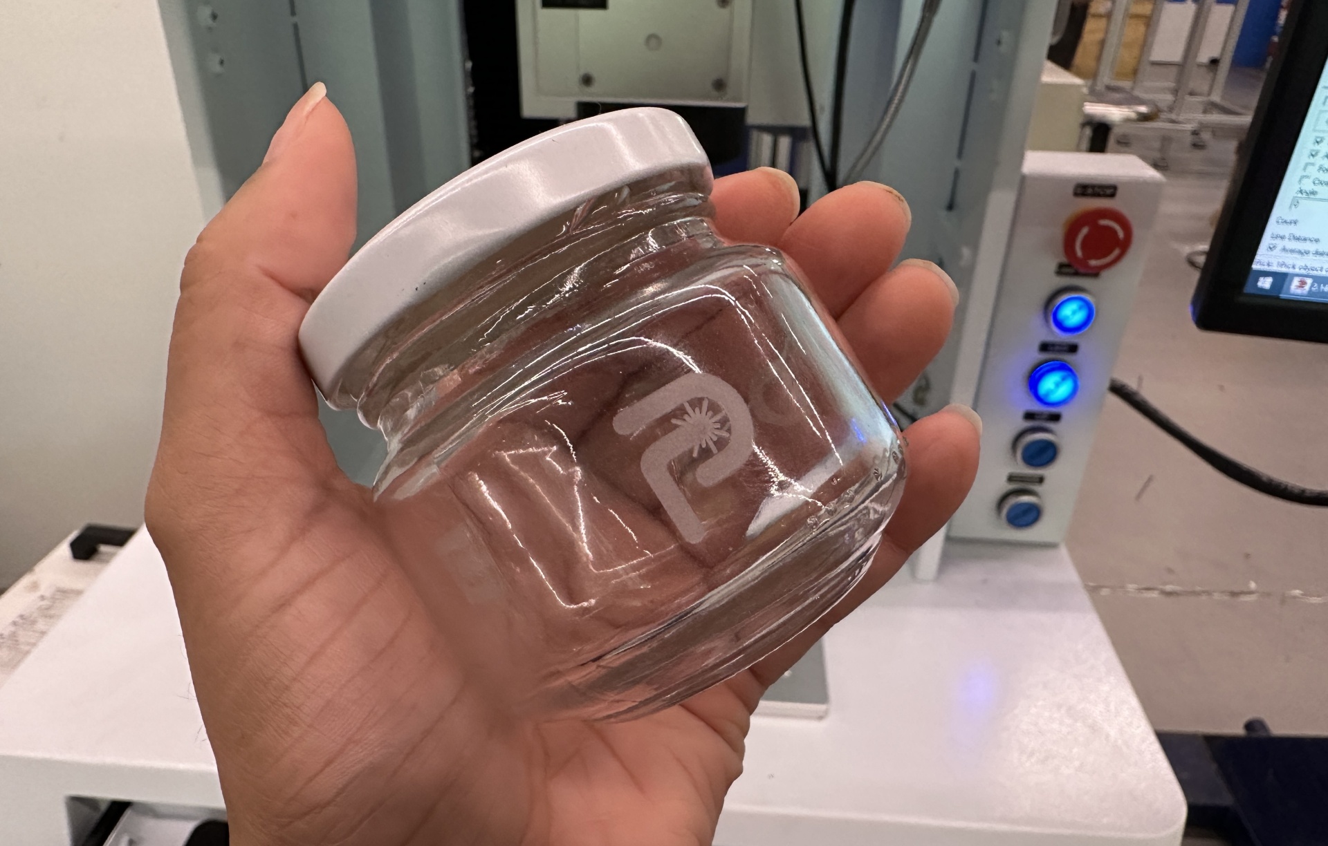 Pote de vidro com o logo da PRO Marking gravado a laser.